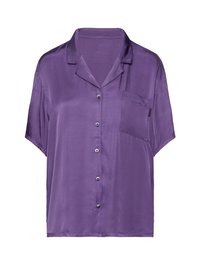 Cămașă scurtă cu mânecă, de culoare purpurie, dintr-un material fin, cu închidere prin nasturi în față, având un buzunar pe piept și un guler clasic.