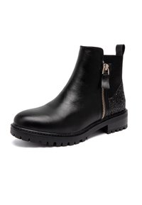 Botte noire à la cheville en cuir lisse avec un panneau en paillettes texturé, fermeture éclair sur le côté et semelle en caoutchouc avec un motif de crampons.