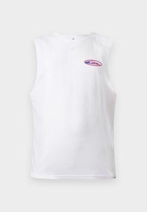 Top sportivo bianco senza maniche con un piccolo logo ovale rosa e blu navy sul petto a sinistra su uno sfondo semplice.