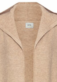 Beige Strickjacke mit einem Schalkragen, die über eine gerippte Textur und einen weichen Stoff verfügt. Das Etikett trägt die Aufschrift "camel active".
