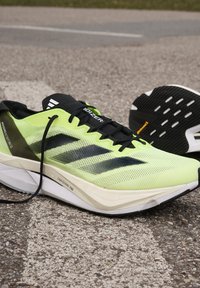 adidas Performance ADIZERO BOSTON 12 - Løbesko til landevejen - white/core black/lucid lemon