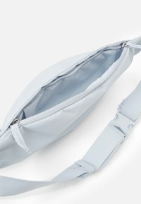 Nike Sportswear HERITAGE WAISTPACK UNISEX - Bolsa de cintura - aura/amethyst wave