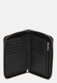 Schwarze Lederbörse mit einem Reißverschluss rundum, mehreren Kartenfächern und einer kleinen Reißverschlusstasche. Glatte Textur und geprägtes Logo im Inneren.