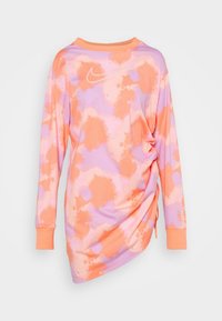 Långärmad skjorta i orange och lavendel tie-dye mönster, tillverkad av mjukt tyg, med en samlad sidodetalj och Nike-logotyp på bröstet.