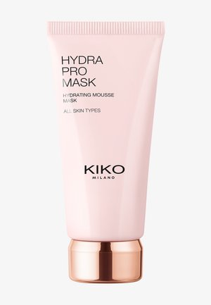 Tubo rosa de la mascarilla hidratante mousse Hydra Pro de KIKO Milano para todo tipo de piel, con tapa color oro rosado sobre fondo blanco.
