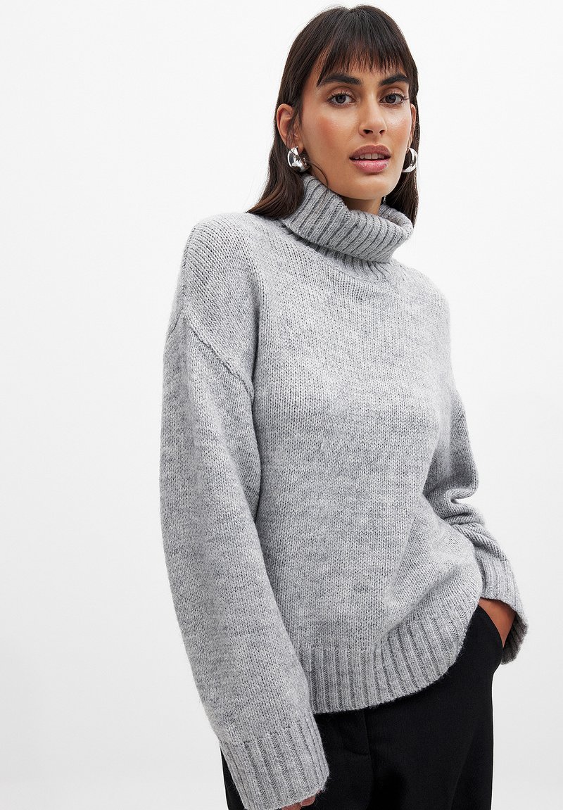 NA-KD - MIT ROLLKRAGEN - Jumper - grey, Enlarge