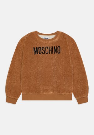 Brązowy, puszysty sweter z długim rękawem, z prążkowanymi mankietami i krawędzią, z czarnym napisem "MOSCHINO" na piersi.