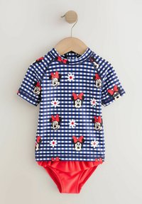 Niebiesko-białe w kratkę rash guard z krótkimi rękawami, z motywami Myszki Minnie i czerwonymi akcentami, w zestawie z czerwonymi spodniami kąpielowymi.