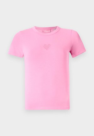 Roze T-shirt met korte mouwen, gemaakt van zachte katoen. Heeft een klein geborduurd hartontwerp op de borst. Klassieke ronde halsstijl.