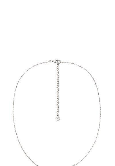 Collier en argent présentant un design à chaîne fine avec un petit pendentif et un fermoir mousqueton. Longueur ajustable grâce à une petite chaînette d'extension.