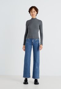 ONLY ONLJUICY LIFE WIDE POCKET - Široke nogavice - medium blue denim