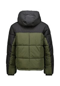 Doudoune avec une partie supérieure noire et une partie inférieure vert olive, comportant des sections matelassées, une capuche et des poignets élastiques pour chaleur et confort.