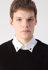 HUGO SEYLO - Strikkegenser - black
