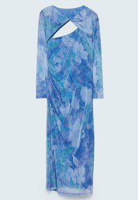 Blaues Kleid mit floralem Muster, langen Ärmeln, einem Ausschnitt mit Cut-out, drapierten Seitendetails und einer glatten, leichten Stofftextur.