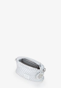 Borsa in pelle intrecciata d'argento con forma arrotondata, chiusura con zip e etichetta logo esterna. L'interno include slot per carte e una finitura testurizzata.
