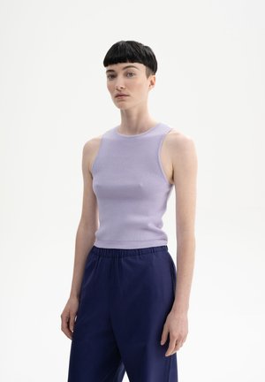 Lavendelkleurig geribbeld tanktop met een ronde halslijn, gecombineerd met marineblauwe stretchbroek met elastische taille. Soepele textuur, nauwsluitend ontwerp, geen patronen.