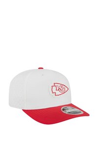 Weißer Hut mit rotem Schirm, der ein geschichtetes rotes und weißes Kansas City Chiefs-Logo auf der Vorderseite und Belüftungslöcher auf der Krone aufweist.