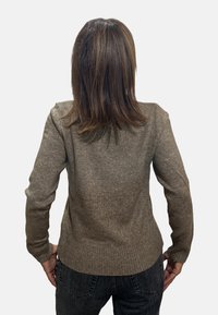 Maglione marrone lavorato a maglia con finitura texturizzata, caratterizzato da maniche lunghe e polsini a coste. L'immagine mostra il retro senza ulteriori dettagli.