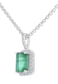 Collar con colgante de esmeralda que presenta una piedra de corte rectangular engastada en un montaje de plata con pequeñas piedras transparentes alrededor del bisel. Los eslabones de la cadena son finos.