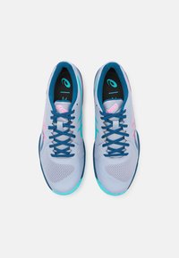 Baskets de sport bleu clair avec une tige en mesh, lacets navy, accents turquoise et un logo rose sur la languette. Bout rond et semelle rembourrée.