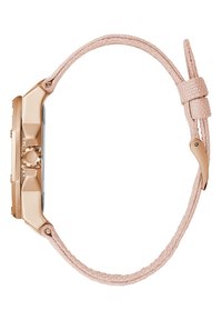 Reloj de pulsera con una caja rectangular en tono dorado y correa trenzada rosa. Cuenta con una correa texturizada y una corona prominente.