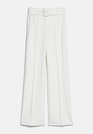 Pantalon blanc taille haute à jambes larges avec plis devant, poches latérales et ceinture assortie avec boucle rectangulaire.