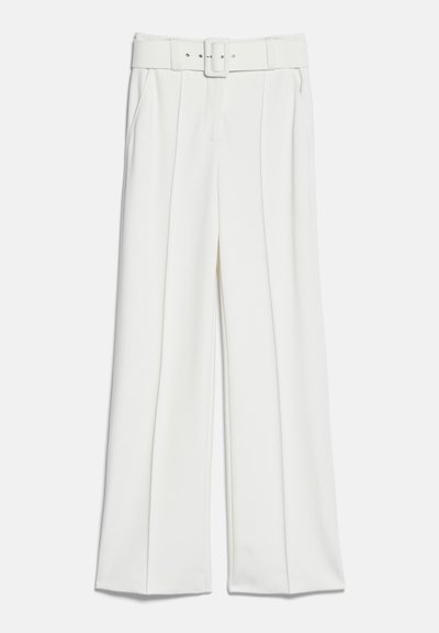 Pantalon blanc taille haute à jambes larges avec plis devant, poches latérales et ceinture assortie avec boucle rectangulaire.