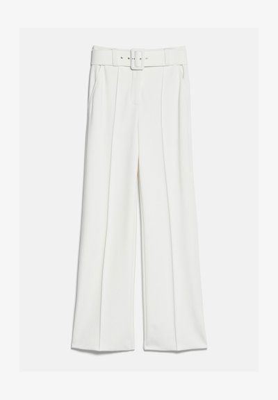 Pantalon blanc taille haute à jambes larges avec plis devant, poches latérales et ceinture assortie avec boucle rectangulaire.