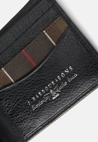 Zwarte leren portemonnee met een textuur, meerdere kaartenvakken en een geruite stofvoering in bruin, rood en crèmekleuren. Logo is ingebrand.