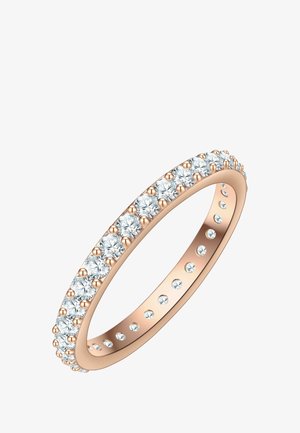 Anillo de oro rosa con una fila de piedras claras redondas a lo largo del borde superior, con pequeños separadores redondos entre cada piedra para un detalle adicional.