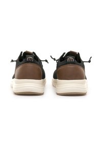 Las zapatillas deportivas negras y marrones cuentan con un upper de tejido texturizado, acentos de cuero en contraste y una entresuela blanca acolchada.