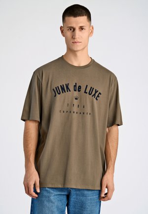 LOGO TEE - T-Shirt print - dk dusty brown