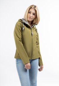 Maslinasto zelena jakna od softshell materijala sivi kapuljačom, s prednjim zatvaračem, detaljima na vezivanje i dva bočna džepa. Gladak tekstur, prilagođen kroj.