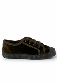 Tmavě zelená sametová obuv s gumovou podr�ážkou, zaoblenou špičkou, šněrovacím designem a kontrastním prošíváním. Ozdobeno barevnou etiketou na patě.