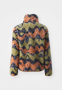 Fleecová svrchní vrstva v zelené, oranžové a námořnické modři s vlnitým cikcak vzorem; vysoký límec a měkký, texturovaný povrch. Dlouhé rukávy sahají až k manžetám.