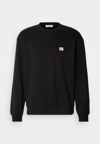 Zwarte katoenen crewneck sweatshirt met lange mouwen, voorzien van een klein, rechthoekig logo-patch op de borst en geribbelde manchetten.