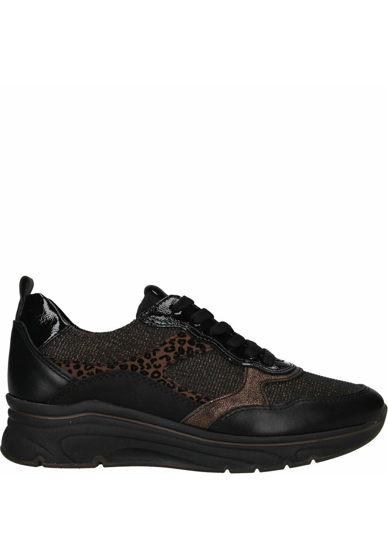 Zwarte en bruine sneakers met een gebreide mesh bovenkant met panterprintaccenten en glanzende zwarte leren details. Lichtgewicht zool.