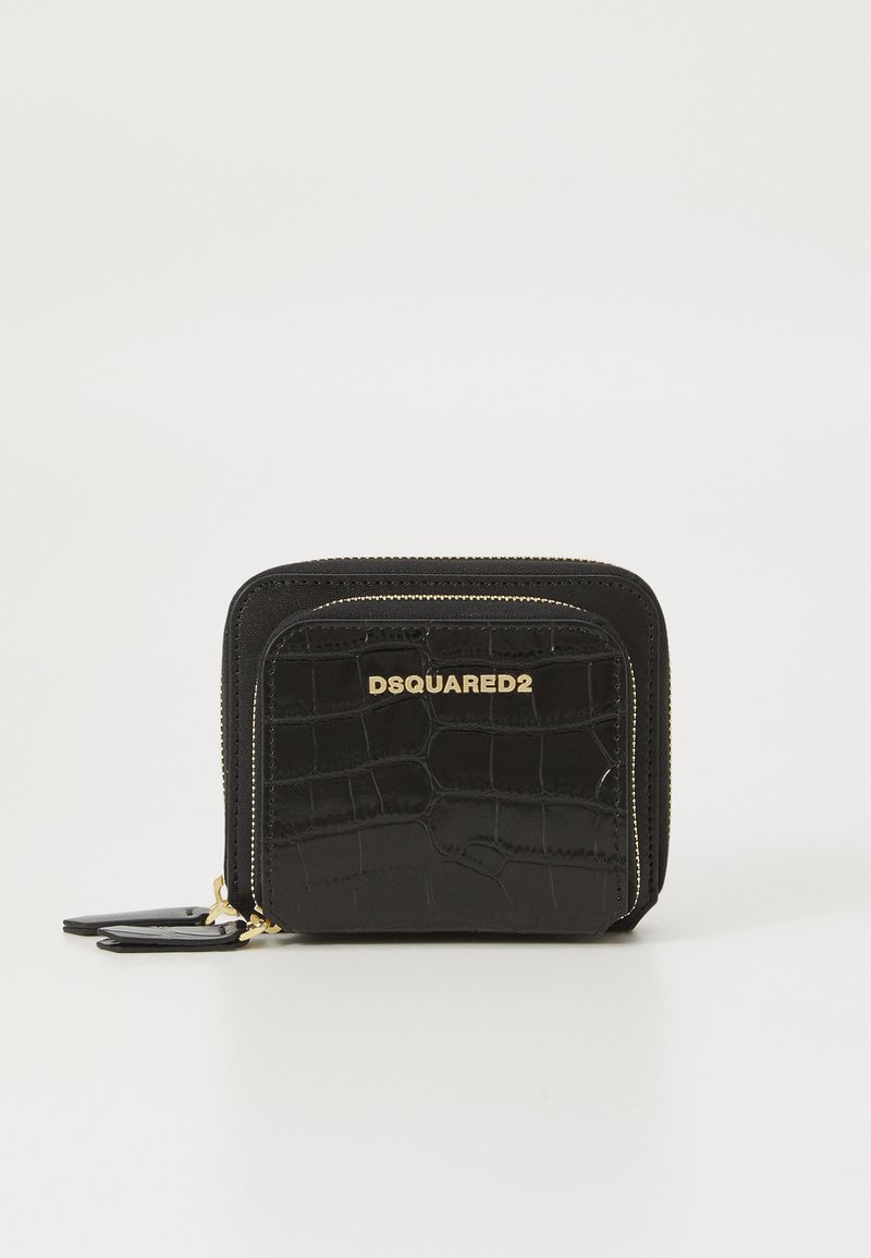 Portafoglio nero con zip realizzato in pelle sintetica a effetto coccodrillo. Presenta un marchio dorato sul fronte e una forma rettangolare snella.