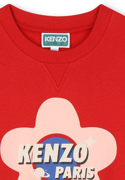 Felpa rossa con colletto a coste, caratterizzata da una grande grafica di un fiore rosa, un cerchio blu e il testo "KENZO PARIS". Tessuto morbido.