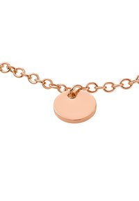 Bracciale a catena in oro rosa con pendente a disco circolare, superficie liscia e maglie ovali. Il design enfatizza la semplicità e l'eleganza.