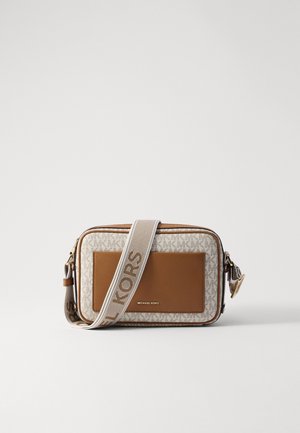 Kavni torbica v rjavi in kremni barvi z monogramom, gladkim sredinskim panelom, zlatim logotipom in nastavljivim logotipom na traku. Pravokotna oblika, zadrga za zapiranje.