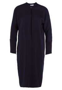 Sovitus sininen, pitkähihainen mekko pehmeää kangasta, jossa on korkea kaulus ja nappilukko, rento leikkaus ja sivusaumat.