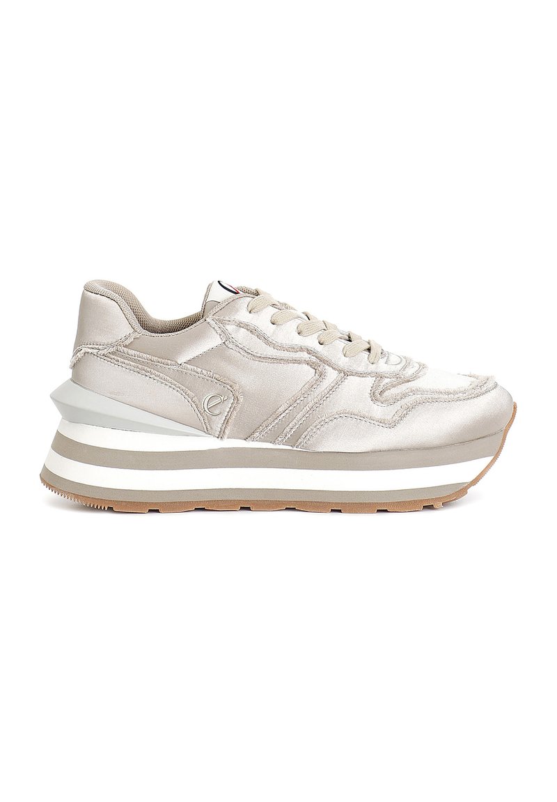 Sneaker beige chiaro in materiale satinato, design arrotondato, suola stratificata bianca e grigia, e dettagli testurizzati sui lati e sul tallone.