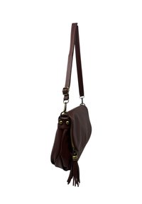 Borsa a tracolla in pelle marrone scuro con tracolla regolabile, accessori in ottone, chiusura con zip e dettaglio a nappina appeso al cursore della zip.