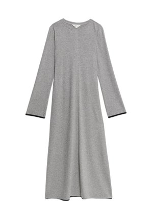 Abito grigio a maniche lunghe realizzato in morbido tessuto a maglia, con scollatura rotonda, design lungo fino al pavimento e dettagli neri sui polsini.