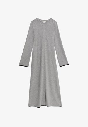 Grå långärmad klänning i mjukt stickat tyg, med rund halsringning, golvlång design och svarta detaljer vid manschetterna.