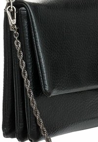 Borsa a mano in pelle nera con finitura testurizzata, dotata di una tracolla in metallo intrecciato e chiusura a patta. Forma rettangolare compatta.