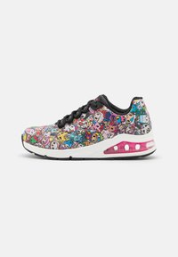 Bunt gemusterter Sportschuh mit grafischen Mustern von Cartoonfiguren, schwarzen Schnürsenkeln, weißer Zwischensohle und pinker Luftpolsterung in der Ferse.