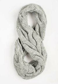Écharpe en tricot infini en gris clair, dotée d'un design en point de câbles texturé. Fil doux et épais avec une forme de boucle continue.