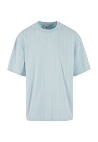 Gaiši zils kokvilnas T-krekls ar īsām piedurknēm, ar vertikālām dzeltenām svītrām un izšūtu logotipu uz krūts. Brīvi pieguļošs dizains.